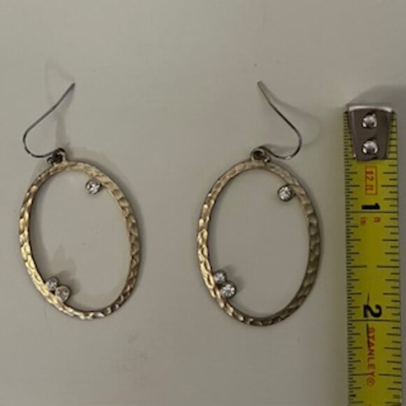 🧡3/15 Gold Color Oval Textured Hoop Hook Earrings with Sparkling Stones - Picture 5 of 6